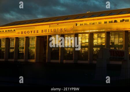 Das berühmte Hoover Building in Middlesex, London bei Sonnenschein am späten Nachmittag. Das Gebäude wurde in den 1930er Jahren erbaut und ist heute ein Tesco Supermarkt. Stockfoto