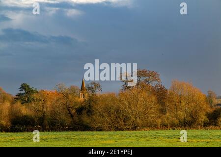 Twyford chrurch in Hampshire unter einem stürmischen Himmel im Herbst Stockfoto