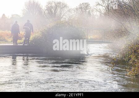 Fischer inspizieren Optionen auf dem Fluss Itchen in Hampshire Stockfoto