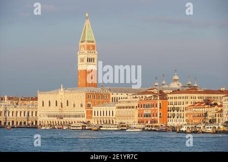 Panoramablick auf Venedig bei Sonnenaufgang mit dem Markusturm und dem Dogenpalast, Italien Stockfoto
