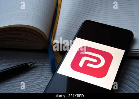 Stafford, Vereinigtes Königreich - November 10 2020: Parler App-Logo auf dem Bildschirm des Smartphones in der Nähe des Tagebuchs zu sehen. Parler App ist eine neue Social-Media-Plattform Stockfoto