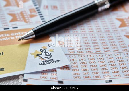 Stafford, Vereinigtes Königreich - November 10 2020: EuroMillions Lotteriekarten und Kugelschreiber. EuroMillions ist Europas größte Lotterie. Konzept. Stockfoto