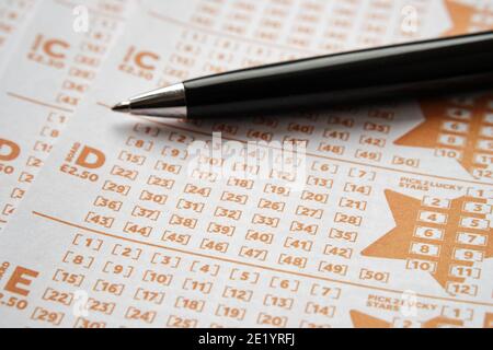 Stafford, Vereinigtes Königreich - November 10 2020: EuroMillions Lotteriekarten und Kugelschreiber. EuroMillions ist Europas größte Lotterie. Konzept. Stockfoto