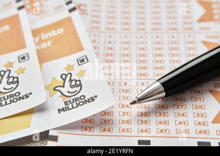 Stafford, Vereinigtes Königreich - November 10 2020: EuroMillions Lotteriekarten und Kugelschreiber. EuroMillions ist Europas größte Lotterie. Konzept. Stockfoto