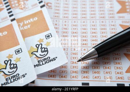 Stafford, Vereinigtes Königreich - November 10 2020: EuroMillions Lotteriekarten und Kugelschreiber. EuroMillions ist Europas größte Lotterie. Konzept. Stockfoto
