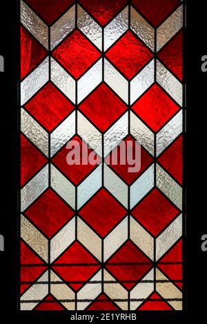 Tür mit roten geometrischen Buntglaselementen Stockfoto