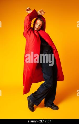 Weibliche Modell in baggy Mantel und Tanz Stockfoto