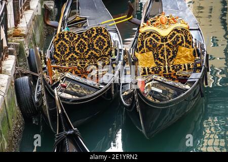 Traditionelle venezianische Gondel, venezianische Gondeln auf Kanal in Venedig, Italien Stockfoto