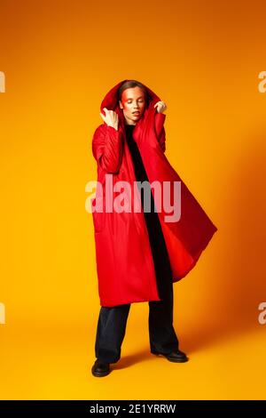 Weibliche Modell in baggy Mantel und Tanz Stockfoto