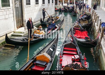 Traditionelle venezianische Gondeln mit Touristen auf dem kanal rio Orseolo o del COVAL neben der Fondamenta Orseolo in Venedig, Italien Stockfoto