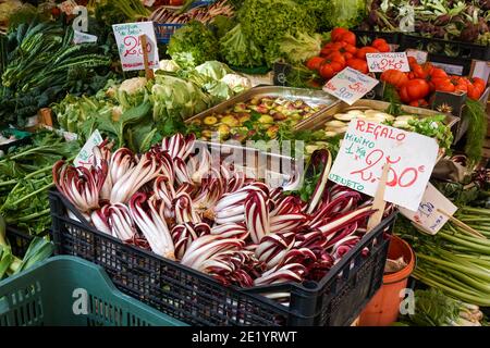 Italienische Chicorée namens Radicchio zum Verkauf an Food-Stall am Rialto-Markt in Venedig, Italien Stockfoto