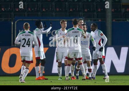 LEUVEN, BELGIEN - JANUAR 10: L-R: Thomas Henry von OH Leuven feiert mit seinen Teamkollegen nach dem ersten Tor seiner Mannschaft während der Pro League m Stockfoto