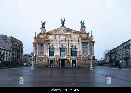 Lviv, Ukraine - 10. Januar 2021: Lviv Opernhaus während COVID-19 Quarantäne Stockfoto