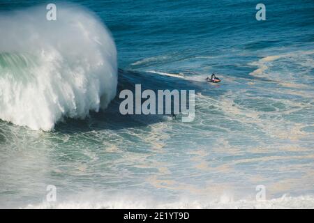 Big Wave Surfing, Nazare 29/10/20. Einer der größten Tage, an dem Hurrikan Epsilon je gesurft hat, brachte einen historischen Anschwellen des Nordatlantiks. Stockfoto