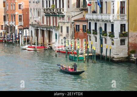 Traditionelle venezianische Gondel, Gondeln mit Touristen auf dem Canal Grande in Venedig, Italien Stockfoto