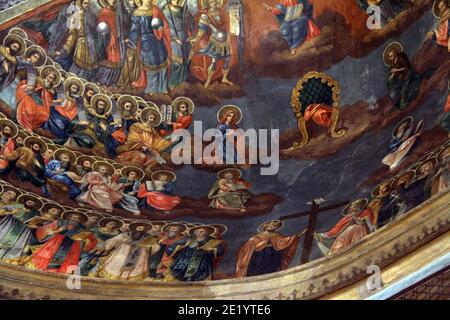 St. Demetrius christlich-orthodoxe Kirche in Bukarest, Rumänien. Wandbild an der Kuppeldecke, mit Heiligen und Engeln um den Thron Gottes. Stockfoto