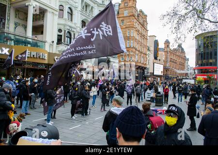 LEICESTER SQUARE, LONDON, ENGLAND- 12. Dezember 2020: Hongkonger Demonstranten auf dem Leicester Square bei der Trauerveranstaltung für die Schlacht von CUHK und POLYU, Stockfoto