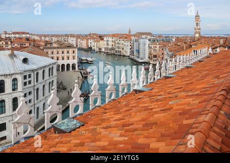 Panoramablick auf den Canale Grande von der Spitze des Fondaco dei Tedeschi in Venedig, Italien, Stockfoto