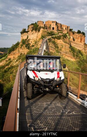 Bagnoregio, Italien - 19. September 2020: Rotes Kreuz Fahrzeug, das Touristen mit Behinderungen in die sterbende Stadt transportiert: Civita di Bagnoregio Stockfoto