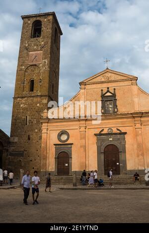 Bagnoregio, Italien - 19. September 2020: Hauptplatz mit Touristen und San Donato Kirche in Civita di Bagnoregio. Stockfoto