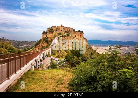 Bagnoregio, Italien - 19. September 2020: Panoramablick auf die berühmte Civita di Bagnoregio mit Touristen auf der Brücke, Latium, Italien Stockfoto