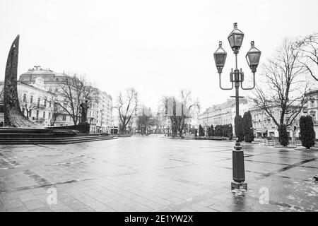 Lviv, Ukraine - 10. Januar 2021: Leere Lviv Straßen während der COVID-19 Quarantäne. Denkmal für Taras Schewtschenko in Lemberg Stockfoto