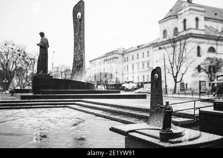 Lviv, Ukraine - 12. April 2019: Modell des Denkmals für Taras Schewtschenko in Lviv. Modell für Blinde, um das Denkmal zu sehen. Covid-19 Quarantäne Stockfoto