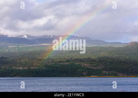 Regenbogenblick über die Anden im Los Alerces Nationalpark, Patagonien, Argentinien Stockfoto