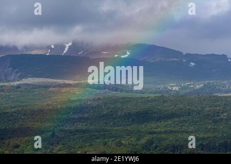 Regenbogenblick über die Anden im Los Alerces Nationalpark, Patagonien, Argentinien Stockfoto