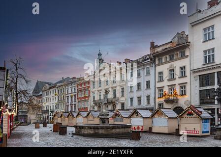 Lviv, Ukraine - 10. Januar 2021: Lviv Weihnachtsmarkt 2021 während der COVID-19 Quarantäne Stockfoto