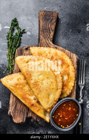 Mexikanische chilenische Lebensmittel gebratene Empanadas Pie mit Rindfleisch Fleisch. Schwarzer Hintergrund. Draufsicht Stockfoto