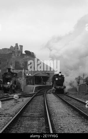 '30120' und 'Manston' passieren Corfe Castle Station, da '30053' im Warenhof liegt. Stockfoto