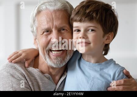 Portrait von glücklichen Großvater umarmen kleinen Enkel Stockfoto