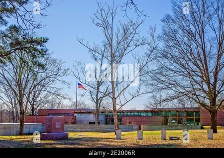 Ein konföderierter Friedhof steht hinter dem Civil war Interpretive Center, 26. Februar 2012, in Korinth, Mississippi. Stockfoto
