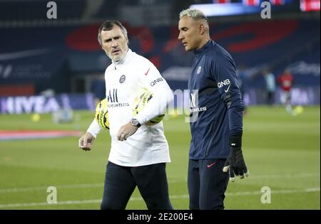 Torwarttrainer von PSG Toni Jimenez, Torhüter von PSG Keylor Navas beim Aufwärmen vor dem französischen Ligue 1-Fußballspiel zwischen Paris Saint-Germain (PSG) und Stade Brestois 29 am 9. Januar 2021 im Stadion Parc des Princes in Paris, Frankreich - Foto Jean Catuffe / DPPI / LM Stockfoto