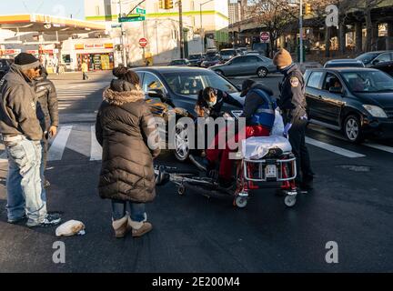 New York, Usa. Januar 2021. Notfallmediziner setzten Radfahrer, der von Auto auf Strecher auf Webster Avenue in der Bronx, New York am 10. Januar 2021 getroffen wurde. Fahrer des Autos blieb auf der Szene und erklärte, dass Radfahrer Kreuzung auf Rotlicht überqueren. (Foto von Lev Radin/Sipa USA) Quelle: SIPA USA/Alamy Live News Stockfoto