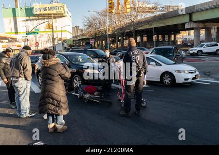 New York, Usa. Januar 2021. Notfallmediziner setzten Radfahrer, der von Auto auf Strecher auf Webster Avenue in der Bronx, New York am 10. Januar 2021 getroffen wurde. Fahrer des Autos blieb auf der Szene und erklärte, dass Radfahrer Kreuzung auf Rotlicht überqueren. (Foto von Lev Radin/Sipa USA) Quelle: SIPA USA/Alamy Live News Stockfoto