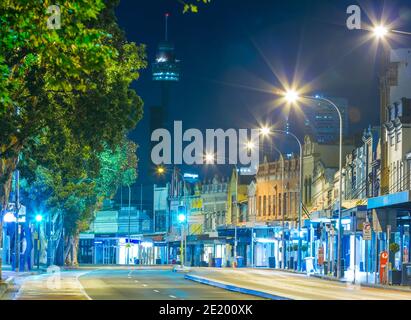 Eine Straßenlandschaft der Oxford Street in Paddington, Sydney, Australien, bei Nacht. Stockfoto