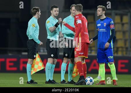 DEVENTER, NIEDERLANDE - JANUAR 10: L-R: Jari de Koning (Schiedsrichter), Robin Hensgens (Schiedsrichter), Sjoerd Nanninga (Schiedsrichter), Jeroen Vel Stockfoto