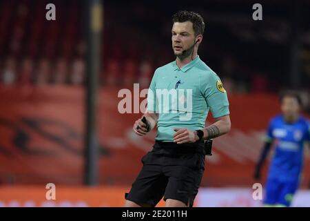 DEVENTER, NIEDERLANDE - JANUAR 10: L-R: Robin Hensgens (Schiedsrichter) während des niederländischen Keukenkampioendivisie-Spiels zwischen Schieß los. Eagles und TOP Oss AT Stockfoto