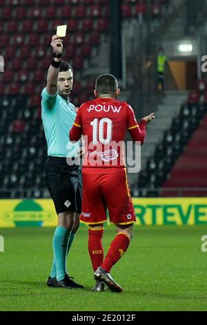 DEVENTER, NIEDERLANDE - JANUAR 10: L-R: Robin Hensgens (Schiedsrichter), Erkan Eyibil von Schieß los. Eagles, gele kaart, gelbe Karte während der niederländischen Keukenkam Stockfoto