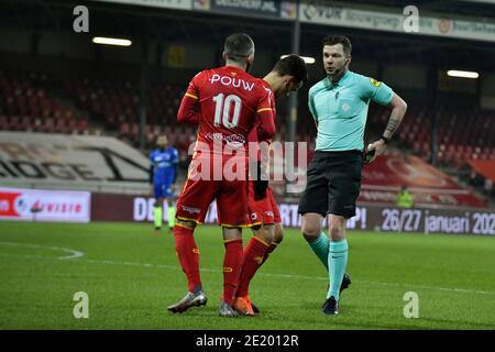 DEVENTER, NIEDERLANDE - JANUAR 10: L-R: Erkan Eyibil von Schieß los. Eagles (10), Robin Hensgens (Schiedsrichter) während des niederländischen Keukenkampioendivisie-Spiels b Stockfoto