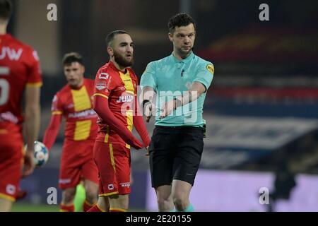 DEVENTER, NIEDERLANDE - JANUAR 10: L-R: Erkan Eyibil von Schieß los. Eagles, Robin Hensgens (Schiedsrichter) während des niederländischen Keukenkampioendivisie-Spiels dazwischen Stockfoto