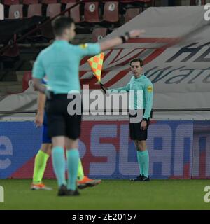 DEVENTER, NIEDERLANDE - JANUAR 10: L-R: Robin Hensgens (Schiedsrichter), Jari de Koning (Schiedsrichter) während der niederländischen Keukenkampioendivisie Matchwette Stockfoto