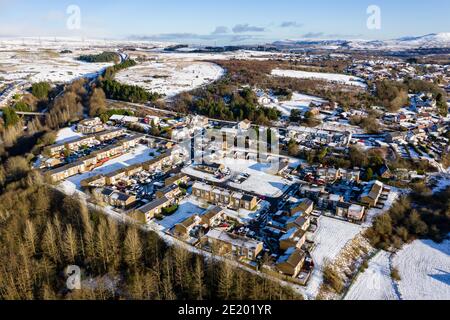 Luftaufnahme von verschneiten Häusern und Straßen in einer kleinen Stadt (Ebbw Vale, Wales, UK) Stockfoto