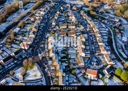 Luftaufnahme von verschneiten Häusern und Straßen in einer kleinen Stadt (Ebbw Vale, Wales, UK) Stockfoto