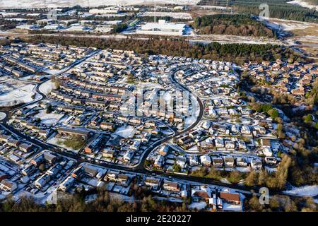 Luftaufnahme von verschneiten Häusern und Straßen in einer kleinen Stadt (Ebbw Vale, Wales, UK) Stockfoto