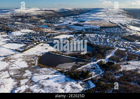 Luftaufnahme einer kalten, schneebedeckten Winterstadt mit halbgefrorenen Seen und Teichen (Ebbw Vale) Stockfoto