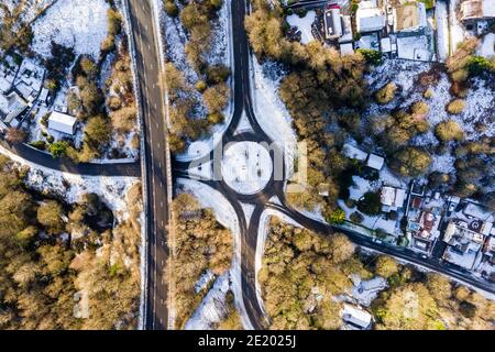 Luftaufnahme eines kleinen Verkehrskreisel und Straßen in Eine schneebedeckte Stadt (Wales) Stockfoto