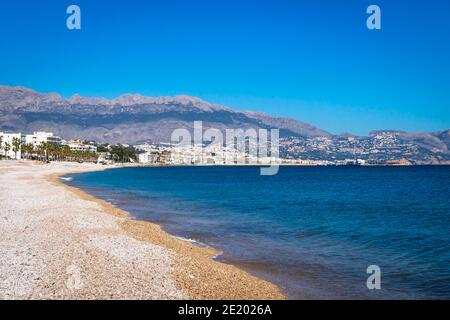 Steinstrand am Mittelmeer mit Blick auf Altea von Albir, Costa Blanca, Spanien Stockfoto